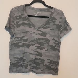 ‼️LAST CALL‼️Universal thread camo V Neck T shirt medium NWOT